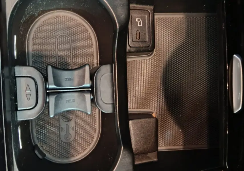 Vue rapprochée du compartiment central noir avec porte-gobelets et prise USB de la Mercedes Classe A A 250 e.