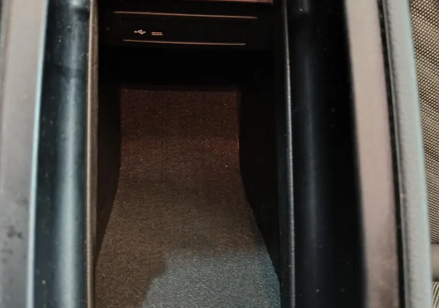 Vue rapprochée de la console centrale noire avec prise USB visible dans la Mercedes Classe A 250 e Business Line 2021.
