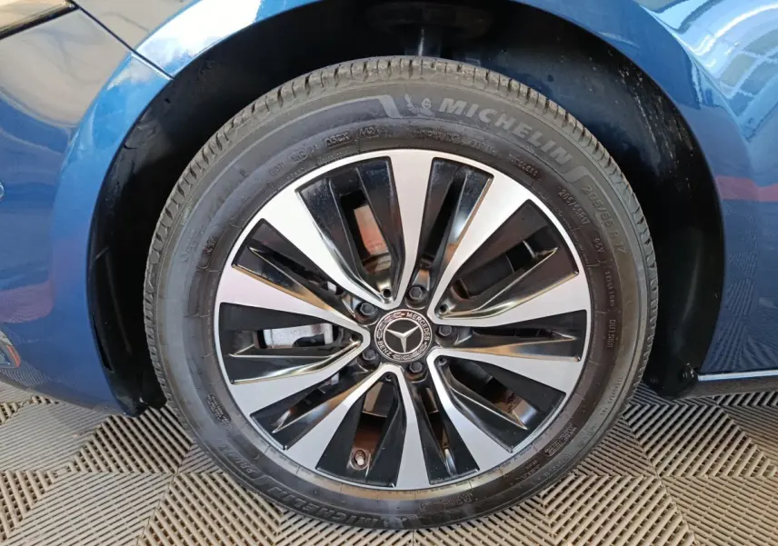 Gros plan sur la roue avant droite d’une Mercedes Classe A bleu, jante alliage bicolore et pneu Michelin.