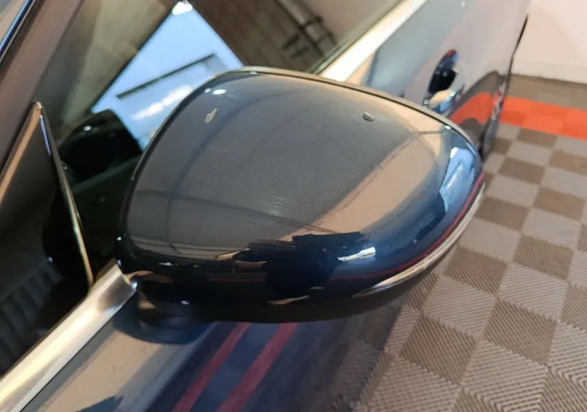 Gros plan sur le rétroviseur côté gauche bleu brillant de la Mercedes Classe A 250 e Business Line 2021.