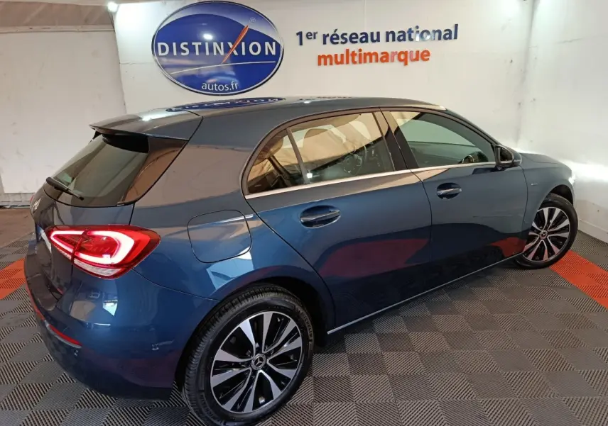 Vue 3/4 arrière droite d'une Mercedes Classe A 250 e Business Line bleu, avec feux LED et jantes alliage distinctives.
