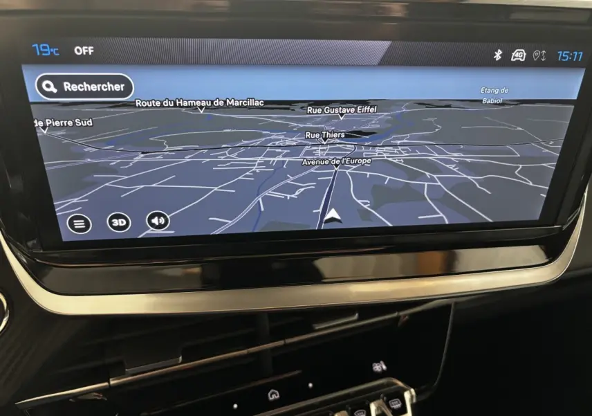 Écran tactile central du tableau de bord du Peugeot 2008 Hybrid 145 e-DCS6 Allure 2025, affichage GPS.
