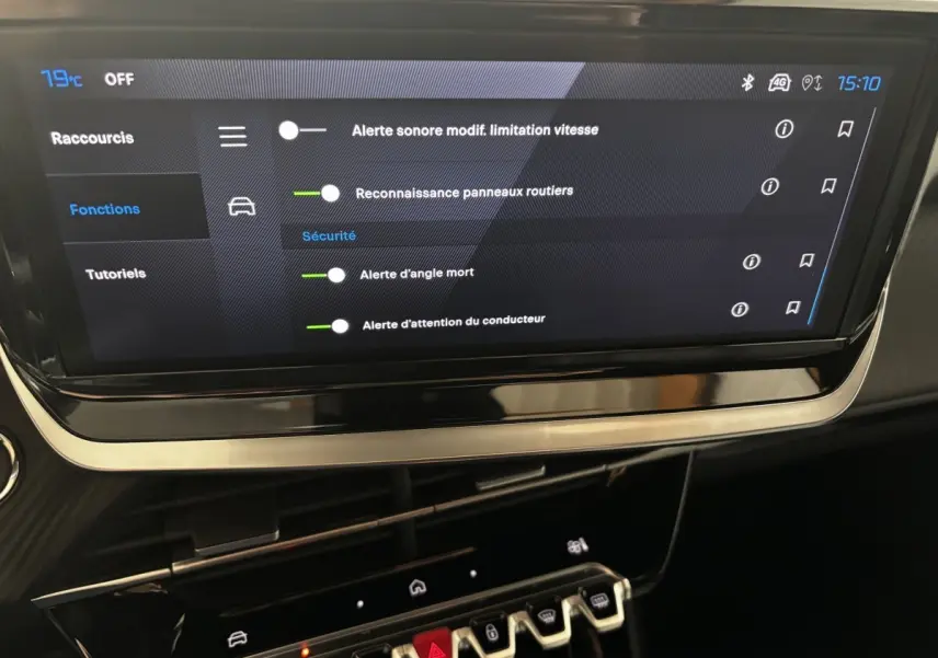 Vue rapprochée de l'écran tactile central affichant les réglages d'aides à la conduite du Peugeot 2008 Hybrid 145 e-DCS6 Allure.