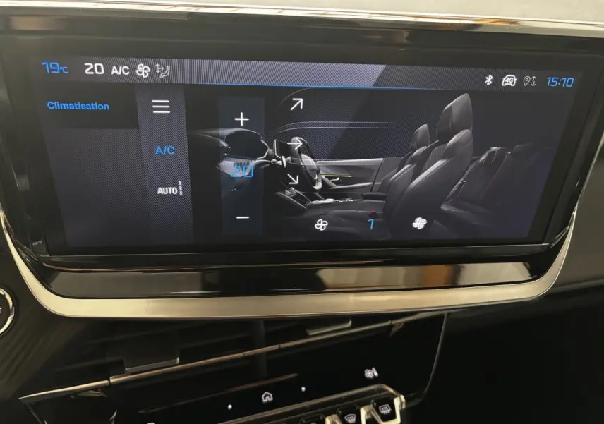 Écran tactile central affichant la climatisation du Peugeot 2008 Hybrid 145 e-DCS6 Allure, intérieur noir.