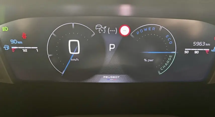 Combiné d'instruments numérique du Peugeot 2008 Hybrid 145 e-DCS6 Allure affichant vitesse, autonomie et indicateurs divers.
