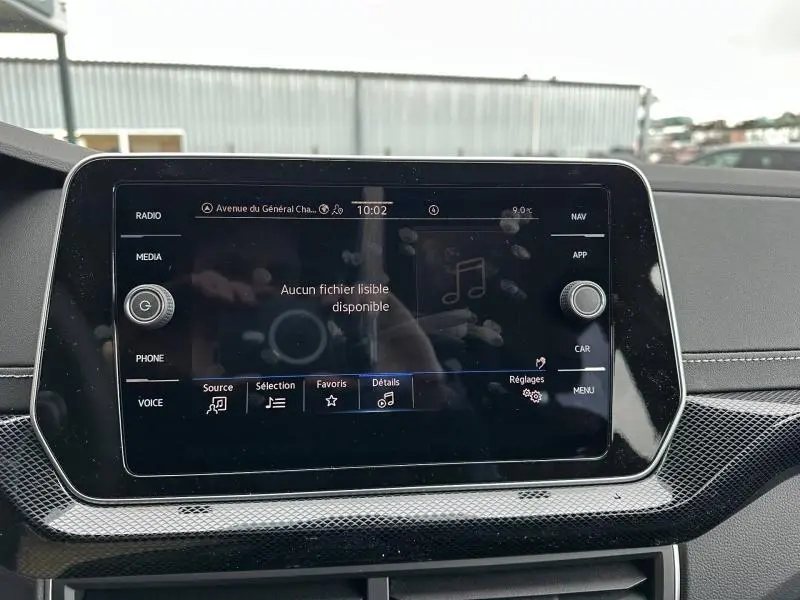 Vue rapprochée de l'écran tactile central noir du Volkswagen T-Cross 2026 avec interface multimédia affichée.
