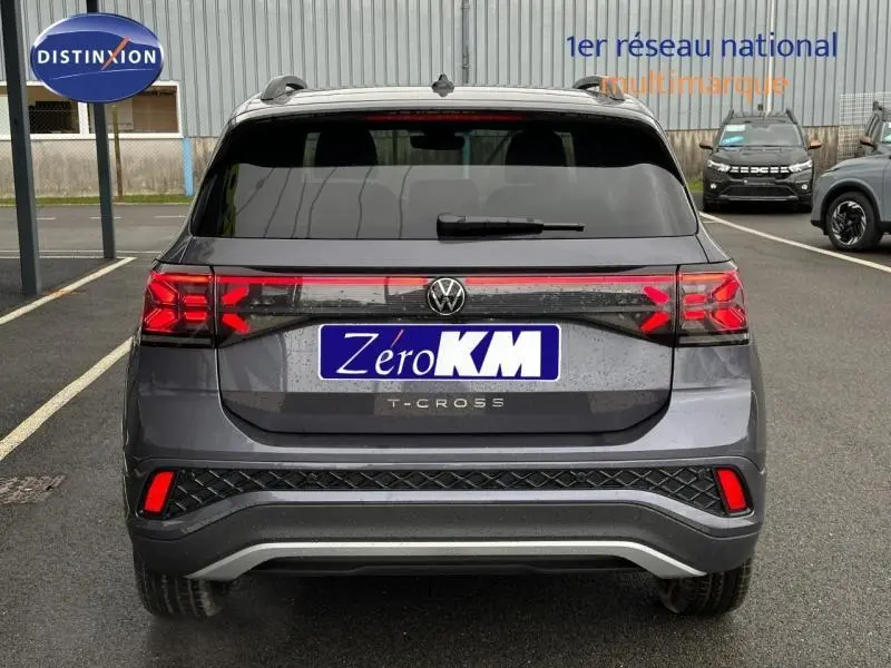 Vue arrière d'un Volkswagen T-Cross gris avec feux LED et logo VW bien visibles sur parking.