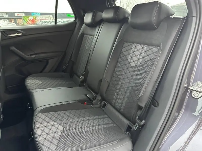 Vue côté droit de la banquette arrière en tissu gris à motifs géométriques du Volkswagen T-Cross 2026.