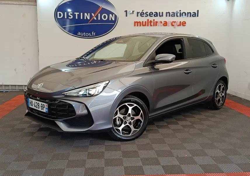 MG3 1.5L Hybrid+ Luxury gris foncé vue 3/4 avant droit en intérieur avec jantes distinctives et phares LED.