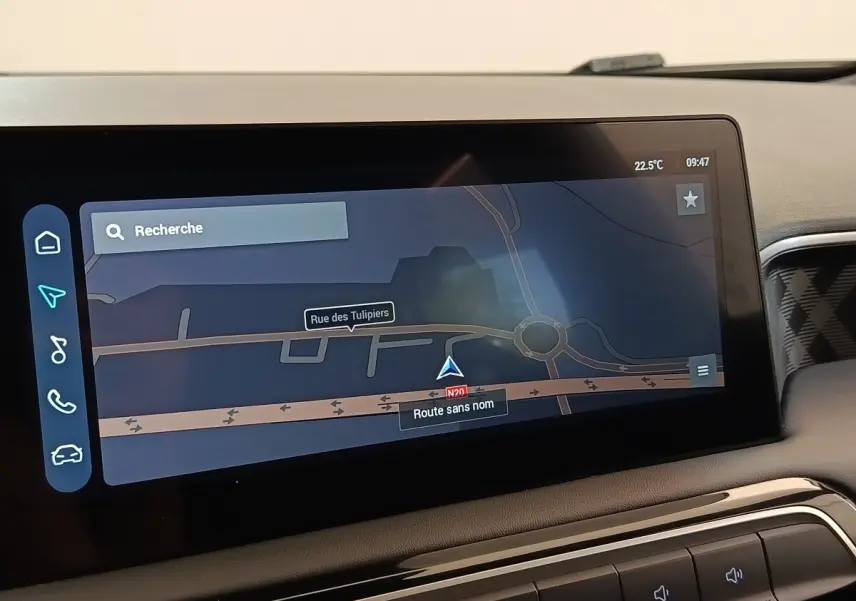 Écran tactile central affichant la navigation 3D dans l’habitacle du MG3 gris foncé, vue de face.