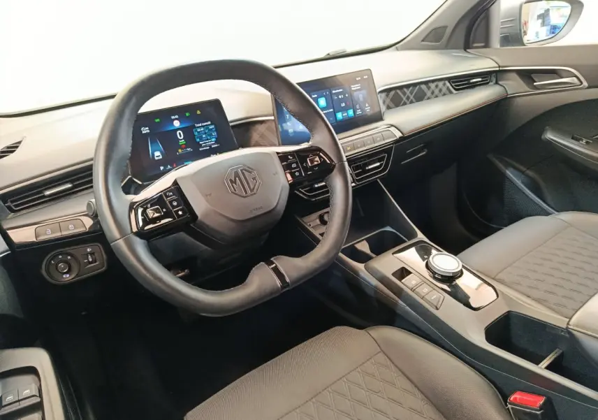 Vue intérieure côté conducteur du tableau de bord et volant noir du MG3 1.5L Hybrid+ Luxury 2024.
