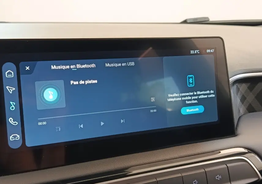 Écran tactile central affichant la musique Bluetooth dans l’habitacle du MG3 gris foncé, vue de face rapprochée.