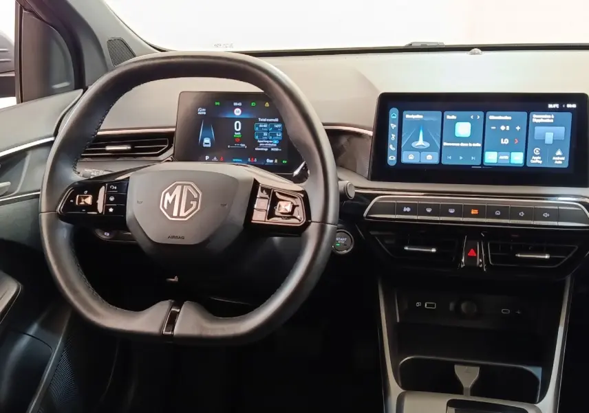 Vue intérieure centrée sur le volant noir et les écrans digitaux du tableau de bord du MG3 gris foncé 2024.