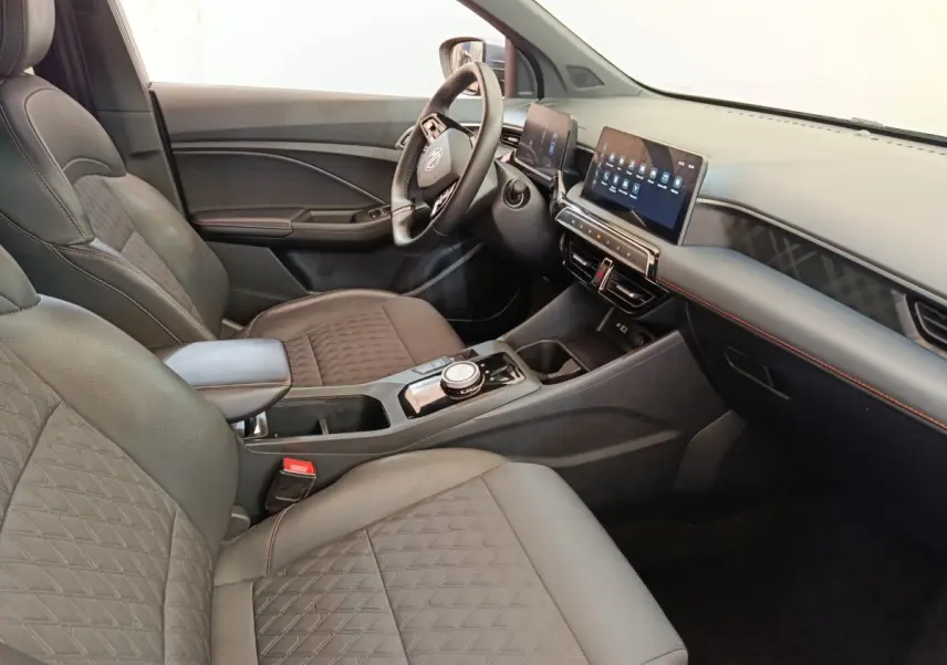 Vue intérieure côté conducteur de la MG3 1.5L Hybrid+ Luxury 2024 avec sièges gris et double écran tactile.