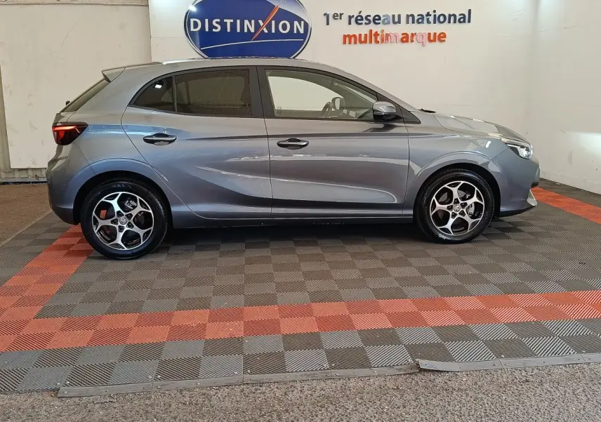 Vue latérale gauche d'une MG3 gris foncé 2024 garée en intérieur sur sol damier avec jantes alliage distinctives.