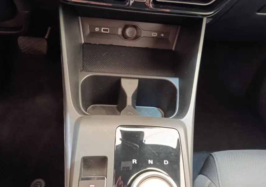 Vue rapprochée de la console centrale du MG3 2024 gris foncé, avec sélecteur rotatif de boîte automatique et prises USB visibles.