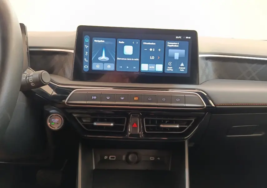 Vue intérieure centrée sur le tableau de bord noir du MG3 1.5L Hybrid+ Luxury avec écran tactile 10,25 pouces allumé.