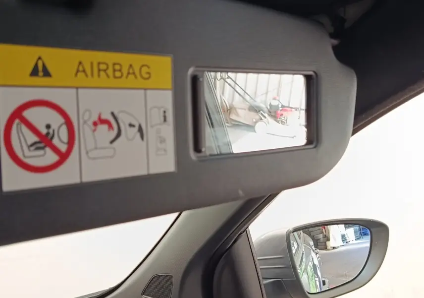 Rétroviseur extérieur droit et miroir de courtoisie du pare-soleil côté conducteur d’une MG3 gris foncé 2024.