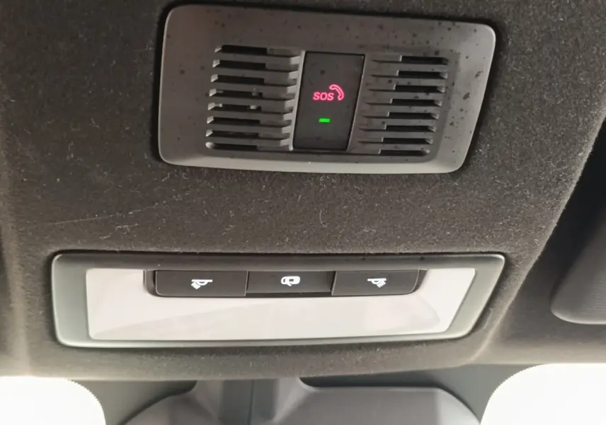 Vue intérieure du toit avec panneau de commande et bouton SOS illuminé en rouge sur MG3 gris foncé 2024.