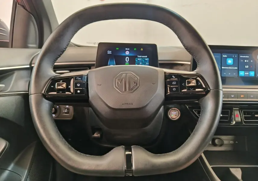 Vue frontale du volant cuir noir de la MG3 2024 avec commandes multifonctions et écran digital derrière.