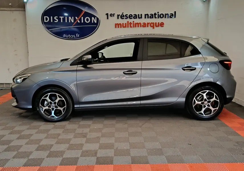 Vue de profil côté gauche d'une MG3 gris foncé 2024 avec jantes alliage et feux arrière LED en intérieur showroom.