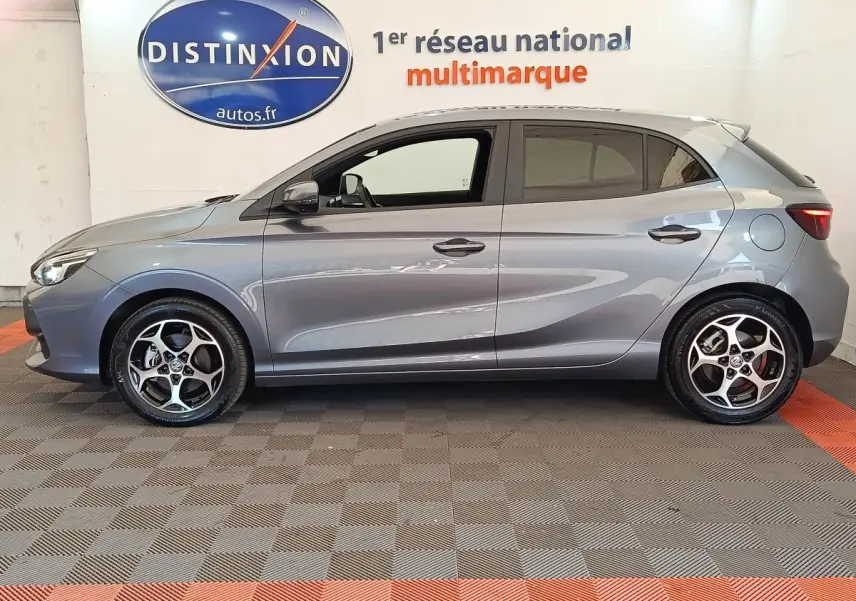 Vue de profil côté gauche d'une MG3 1.5L Hybrid+ Luxury gris foncé avec jantes alliage et toit spoiler.