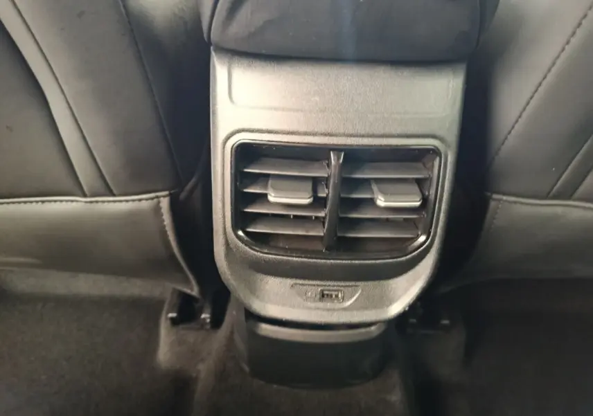 Gros plan sur la console arrière noire avec bouches d’aération et port USB du MG3 gris foncé 2024.