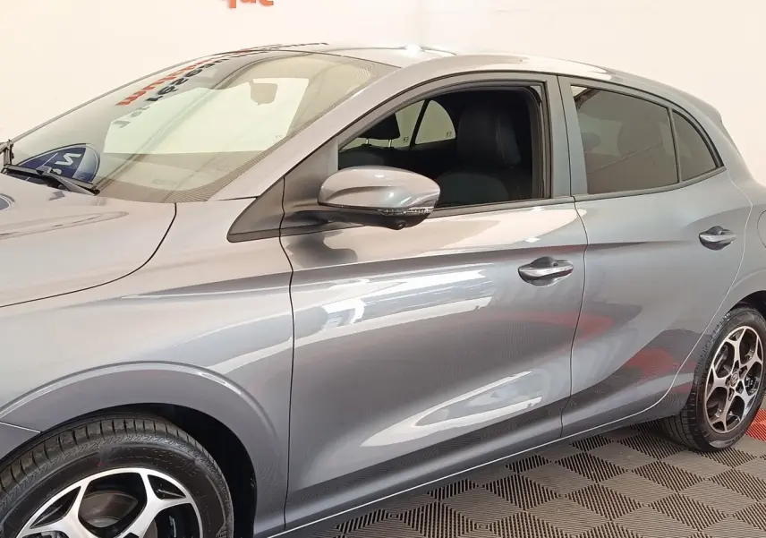 Vue côté gauche d'une MG3 gris foncé 2024, mettant en valeur les jantes alliage et les rétroviseurs électriques.