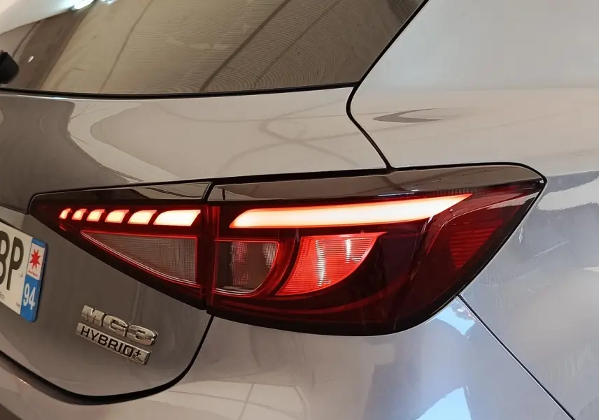Feu arrière droit allumé sur MG3 gris foncé 2024, avec logo Hybrid+ visible sur le hayon.