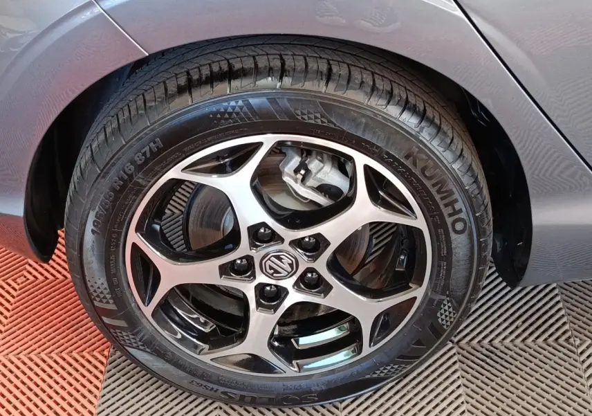 Gros plan sur la roue avant droite gris foncé d'une MG3 1.5L Hybrid+ Luxury avec jante alliage noire et argent.