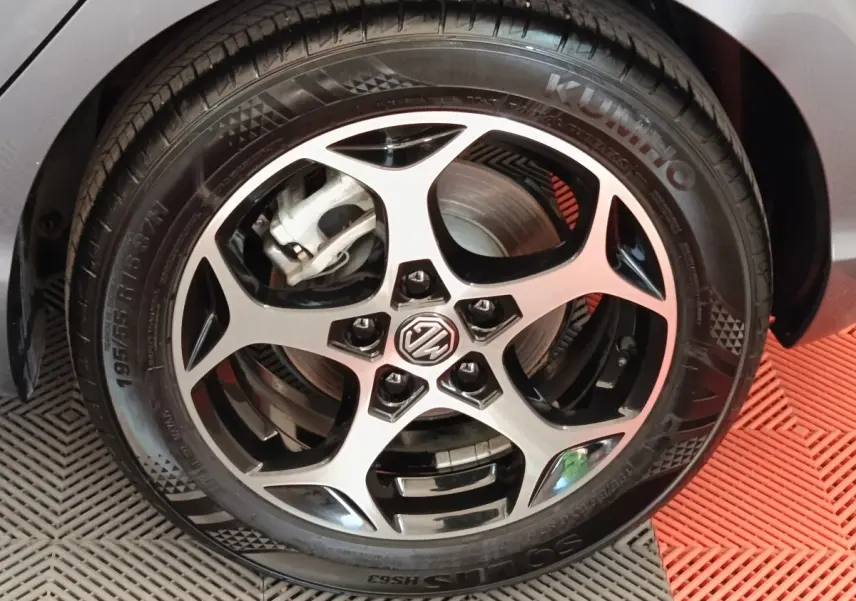 Gros plan sur la roue avant droite gris foncé du MG3 1.5L Hybrid+ Luxury avec jante alliage bicolore et logo MG central.