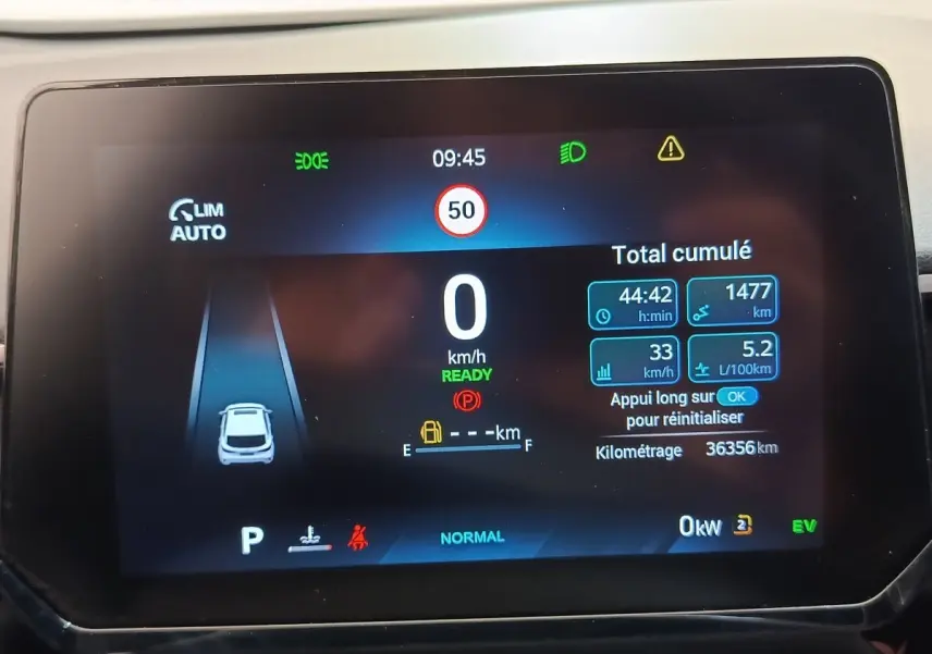 Affichage numérique du combiné d'instruments MG3 2024, montrant vitesse, autonomie et alertes en mode stationnaire.