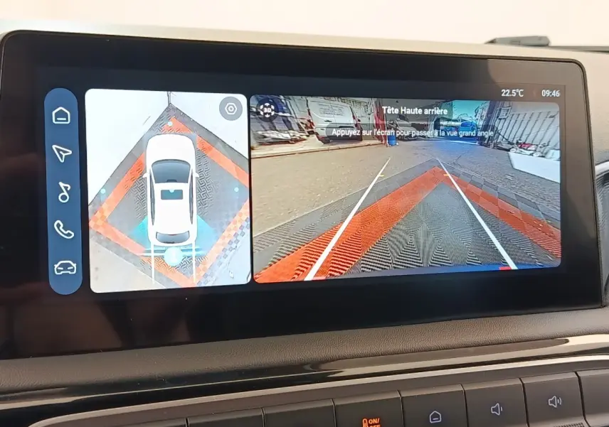 Écran tactile intérieur affichant la caméra 360° et vue arrière avec lignes de guidage du MG3 gris foncé.