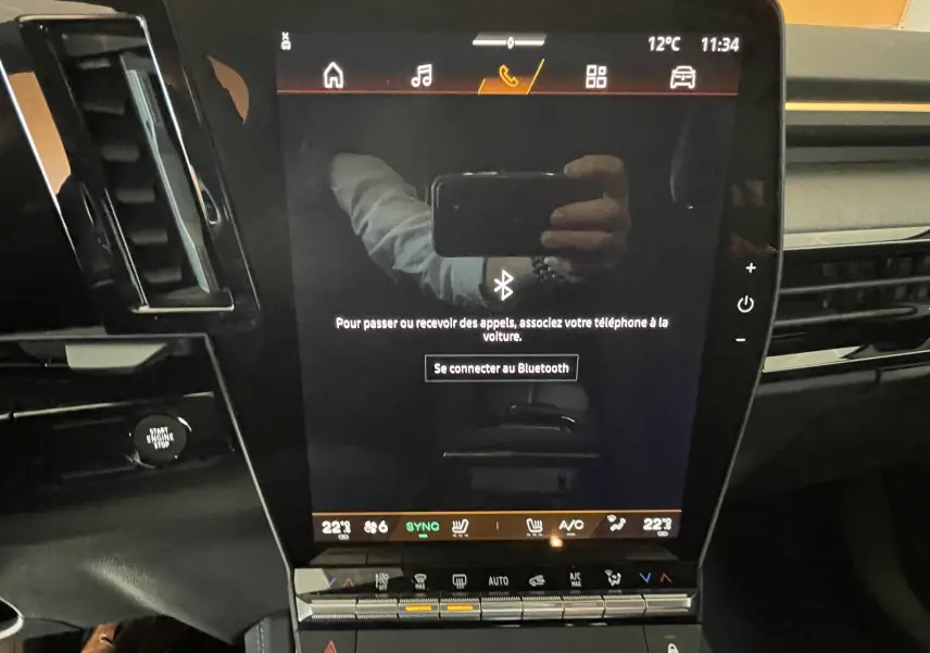 Écran tactile central de la Renault Rafale Esprit Alpine 2024 affichant la connexion Bluetooth, entouré de commandes climatisation.