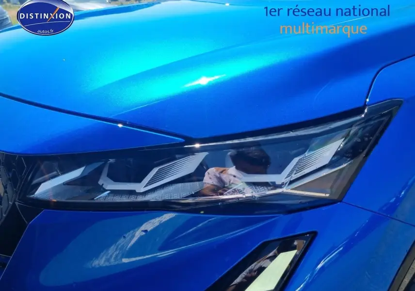 Gros plan sur le phare avant droit bleu sommet de la Renault Rafale 1.2 e-tech full hybrid 200 esprit alpine 2025