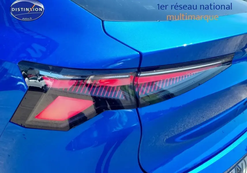 Feu arrière droit allumé sur Renault Rafale bleu sommet, vue rapprochée du coffre et du hayon arrière.