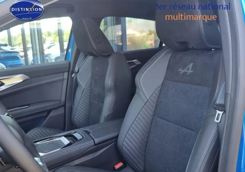 Vue intérieure côté conducteur du Renault Rafale bleu sommet, sièges sport avec logo Alpine brodé sur l'appui-tête.