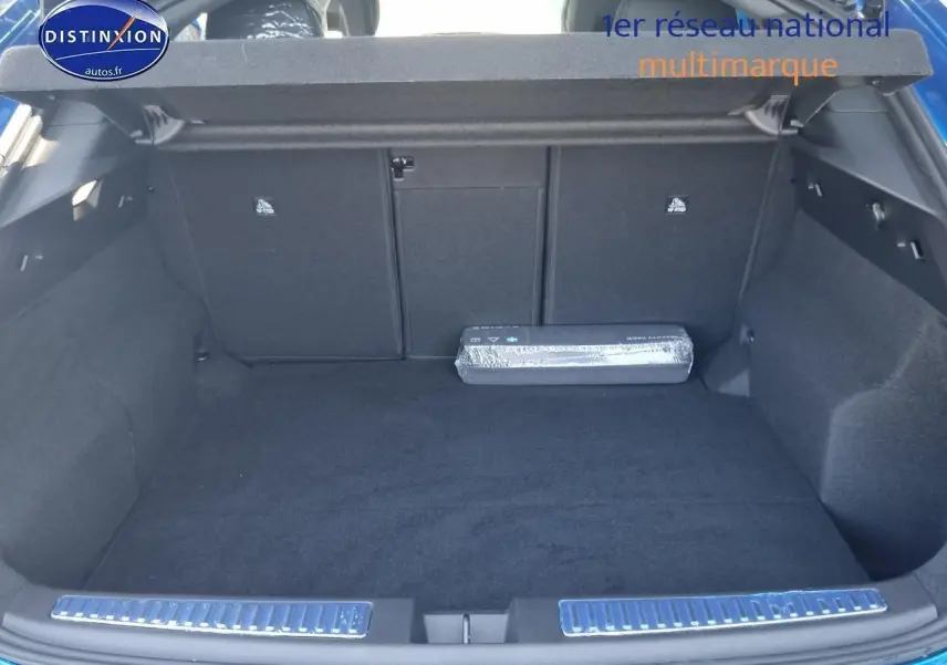 Coffre ouvert de la Renault Rafale bleu sommet 2025, montrant un espace de chargement propre et spacieux.