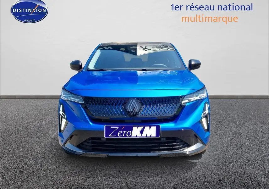 Vue de face d'une Renault Rafale bleu sommet avec calandre noire et feux LED fins allumés.