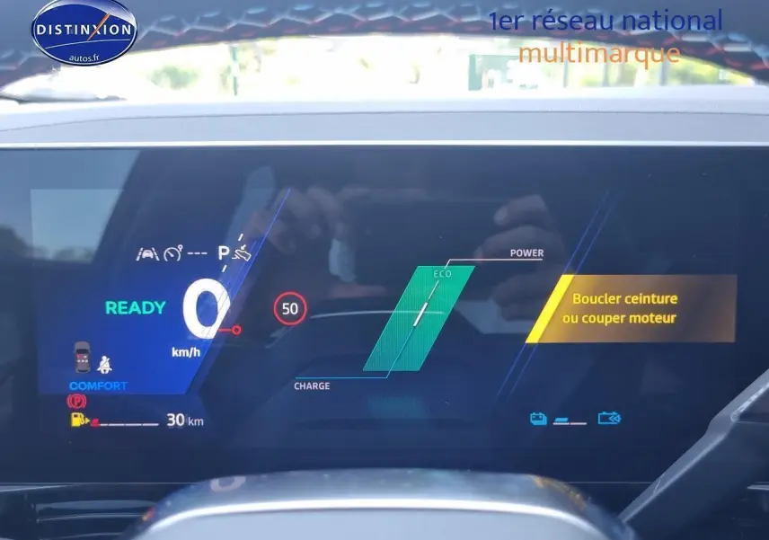 Tableau de bord numérique de Renault Rafale bleu sommet 2025 affichant vitesse zéro et indicateurs hybrides.