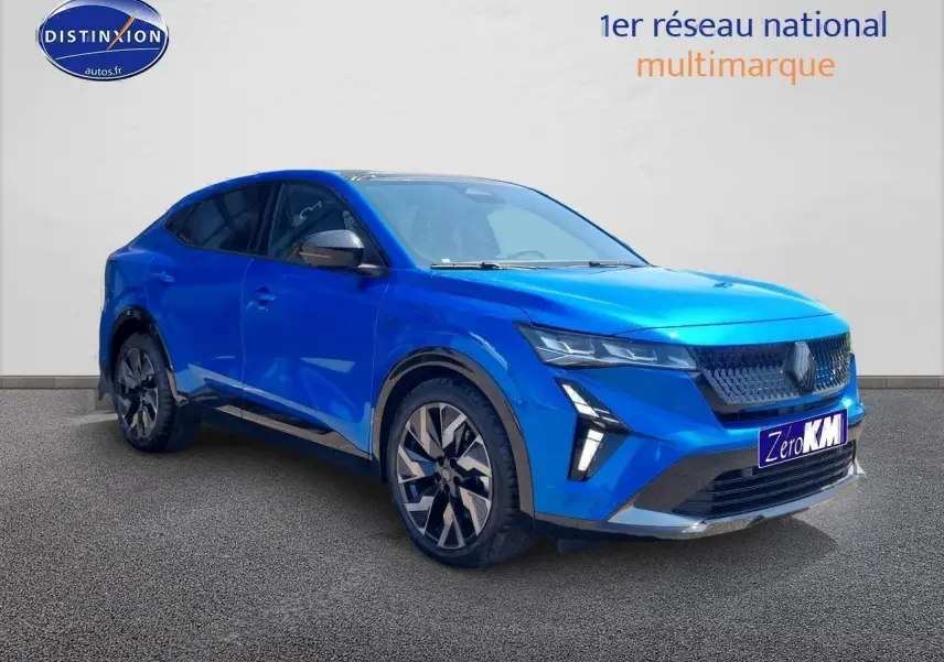 Renault Rafale bleu sommet en vue 3/4 avant droit avec calandre noire et jantes alu distinctives.