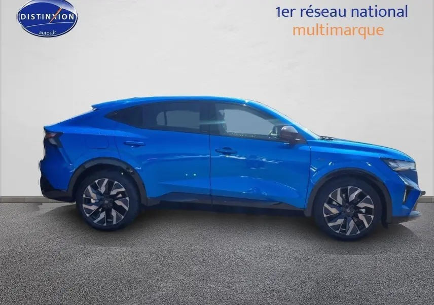 Profil droit de la Renault Rafale 1.2 e-tech full hybrid 200 esprit alpine bleu sommet avec jantes alu distinctives.