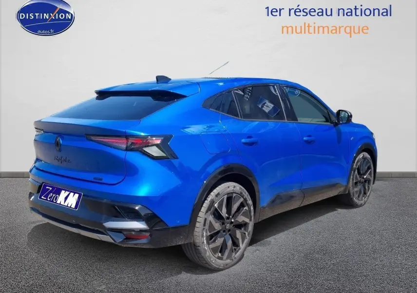 Renault Rafale bleu sommet en 3/4 arrière droit, soulignant ses feux LED et jantes alu distinctives.