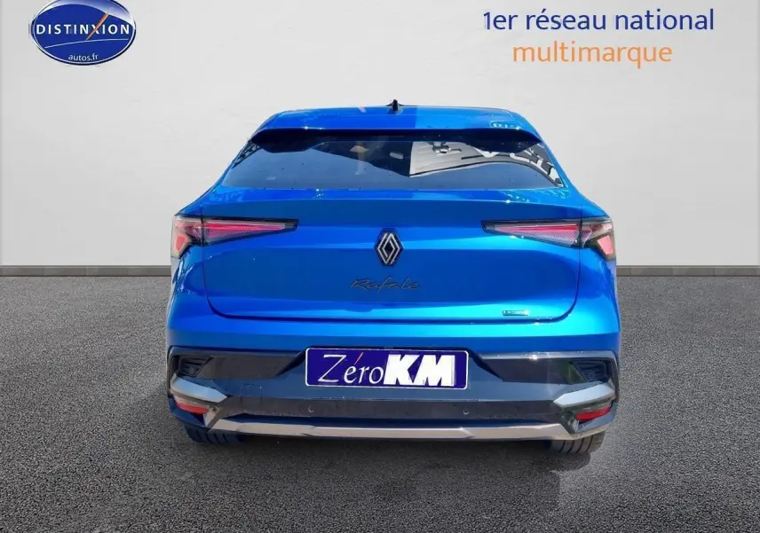 Vue arrière d'une Renault Rafale bleu sommet avec feux LED et becquet arrière, sur fond neutre.