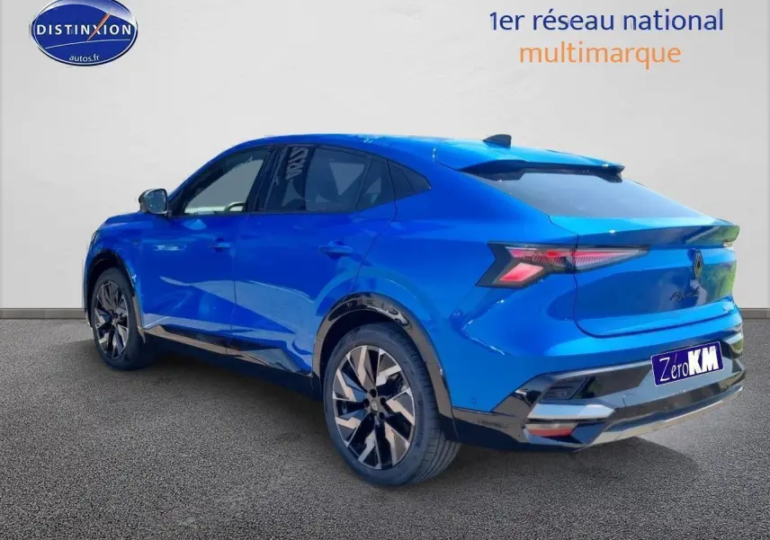 Vue 3/4 arrière droite d'un Renault Rafale bleu sommet avec jantes alliage et becquet arrière sportif.