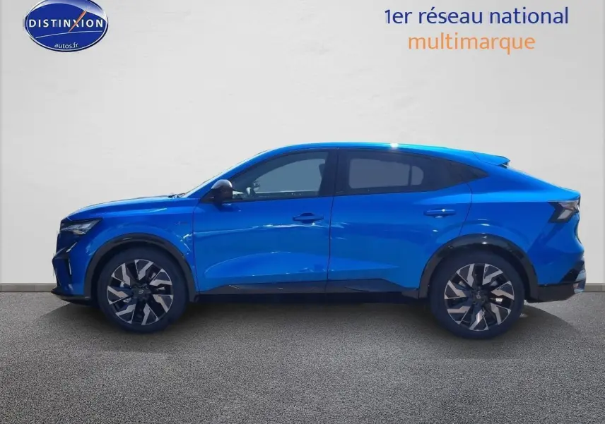Profil côté gauche de la Renault Rafale bleu sommet 2025, SUV hybride avec jantes alliage distinctives et lignes dynamiques.