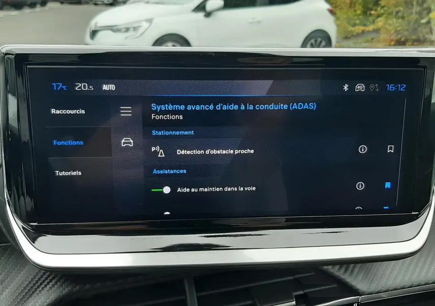 Écran tactile du système d'aide à la conduite affichant les fonctions ADAS dans l'habitacle d'un Peugeot 2008 gris Artense.