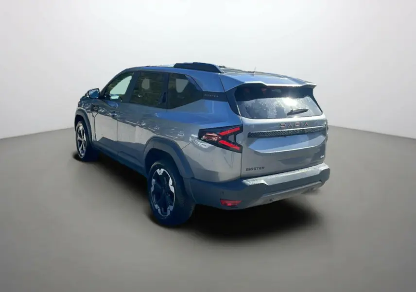Vue 3/4 arrière droite du Dacia Bigster gris schiste 2025, version TCE 130 4x4 Extreme Plus avec jantes distinctives.