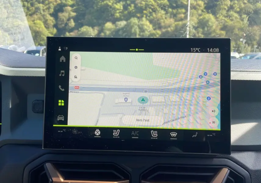 Écran tactile central avec navigation GPS dans l'habitacle du Dacia Bigster gris schiste 2025, vue de face.