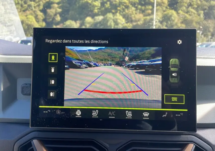 Vue intérieure de l'écran multimédia du Dacia Bigster 2025 affichant la caméra de recul avec guidage coloré.